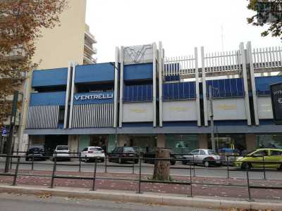 Lo storico negozio di abbigliamento Ventrelli, nato nel 1957 e situato dal 1981 al civico 100 di viale della Repubblica, ad angolo con via Toma